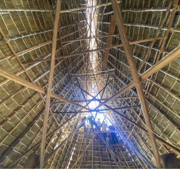 La structure du toit des maisons Rông vue de l'intérieur est composée uniquement de bois, de bambou, de paille, de roseaux et de cordes en rotin (Source Le Journal de Dan Toc)