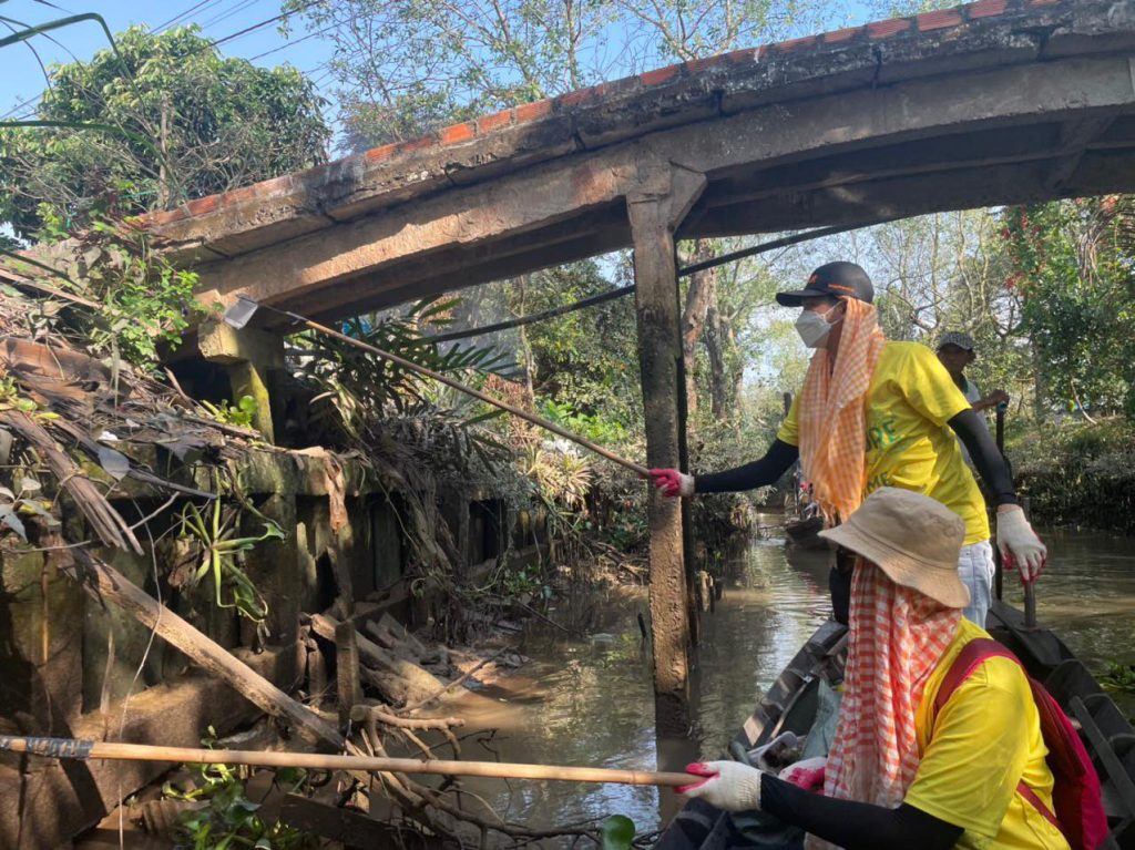 Tourisme responsable avec ramassage des déchets au delta du Mekong