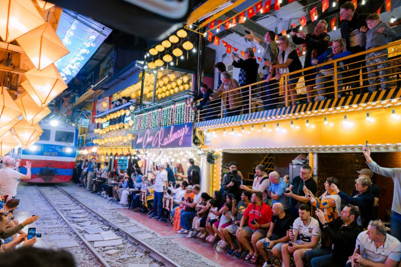 café dans la rue de train