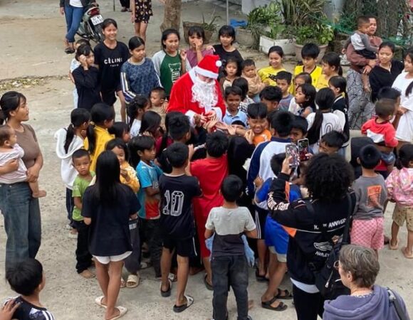 Der Weihnachtsmann von IMAGE Travel besucht Kinder im Dorf Plei tơ nghia, Kontum