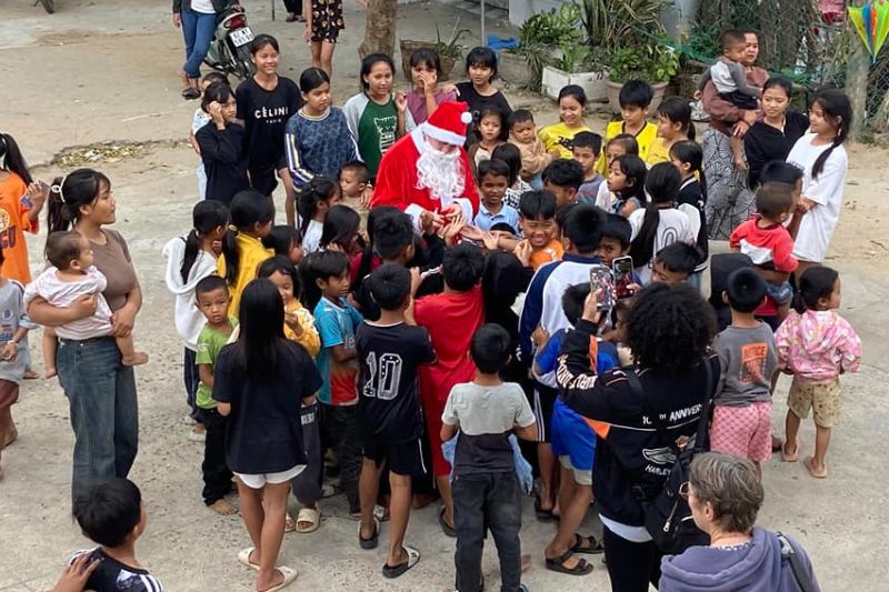 Der Weihnachtsmann von IMAGE Travel besucht Kinder im Dorf Plei tơ nghia, Kontum