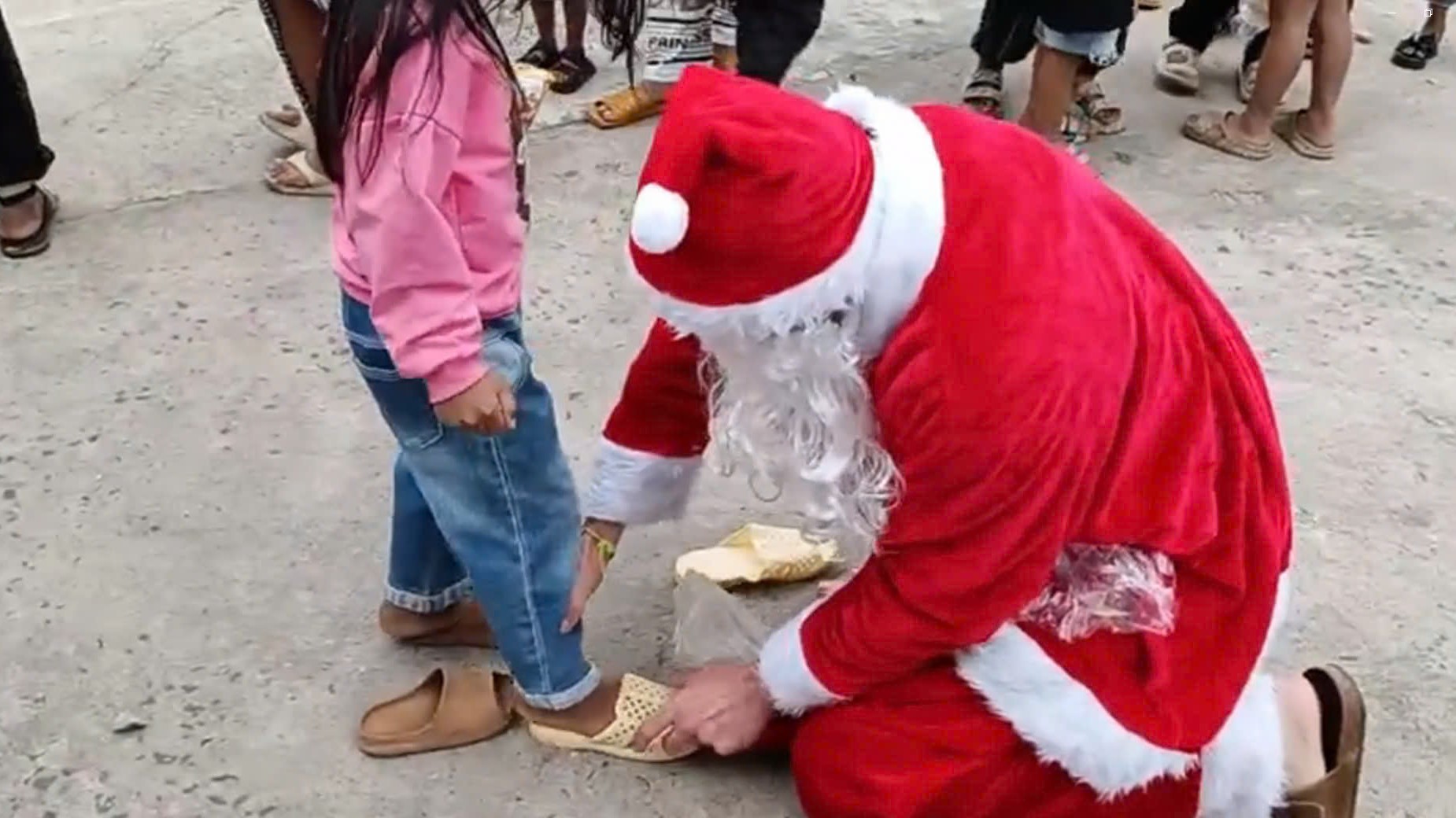 Babbo Natale dà una spinta ai bambini vietnamiti