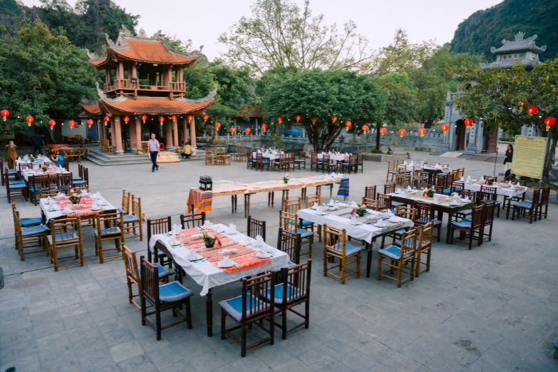 préparation du gala diner dans la cours du temple