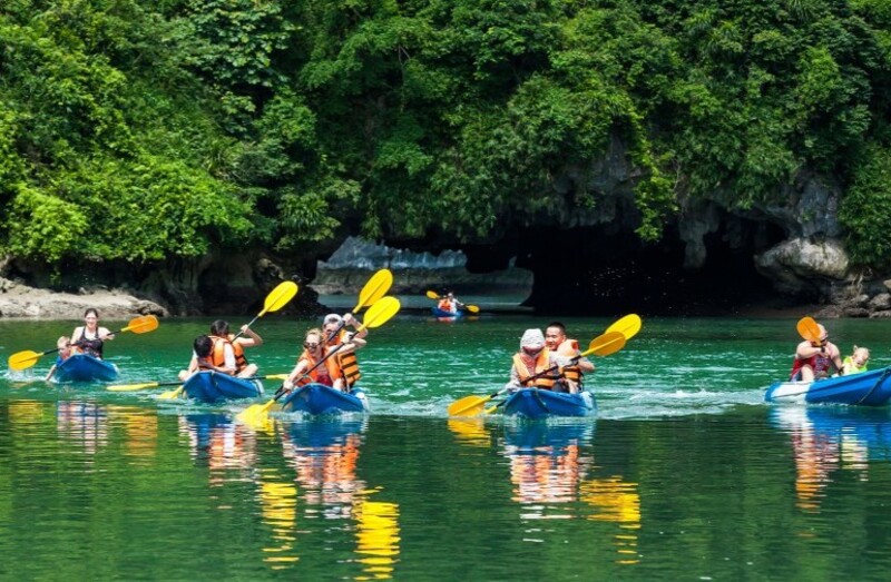 Kayak dans la baie d'Halong (voyage incentive au Vietnam )