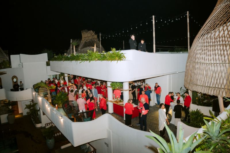 apéro en rouge à l'hôtel sur l'ile de Cat Ba