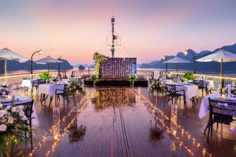 Gala à bord d'une jonque de luxe. (Voyage d'Entreprise au Vietnam)