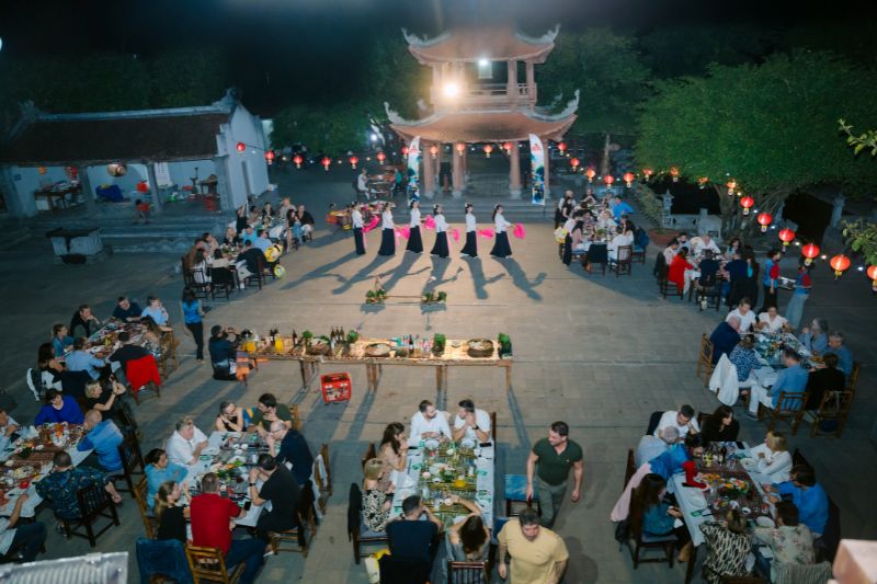 gala diner devant un temple au Vietnam