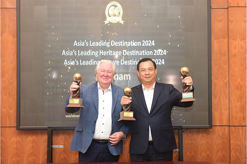 Le président et fondateur des World Travel Awards, Graham Cooke, remet le trophée au directeur général de l'Office National du Tourisme du Vietnam (Source : TITC) voyage d'entreprise au Vietnam 