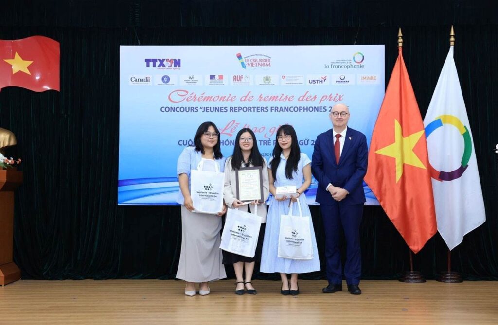 Le chef de la Délégation Wallonie-Bruxelles au Vietnam, Pierre Du Ville, a remis le troisième prix au groupe de candidats le 7 novembre.
