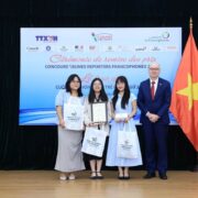 Le chef de la Délégation Wallonie-Bruxelles au Vietnam, Pierre Du Ville, a remis le troisième prix au groupe de candidats le 7 novembre.