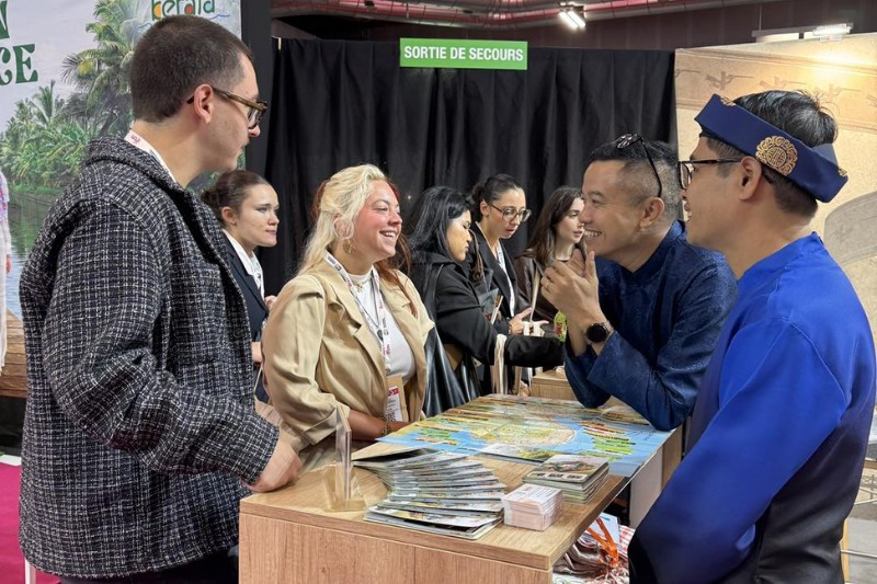 Les partenaires ont été impressionnés par la nouvelle brochure de l'entreprise et ont partagé entre eux des informations sur les voyages.