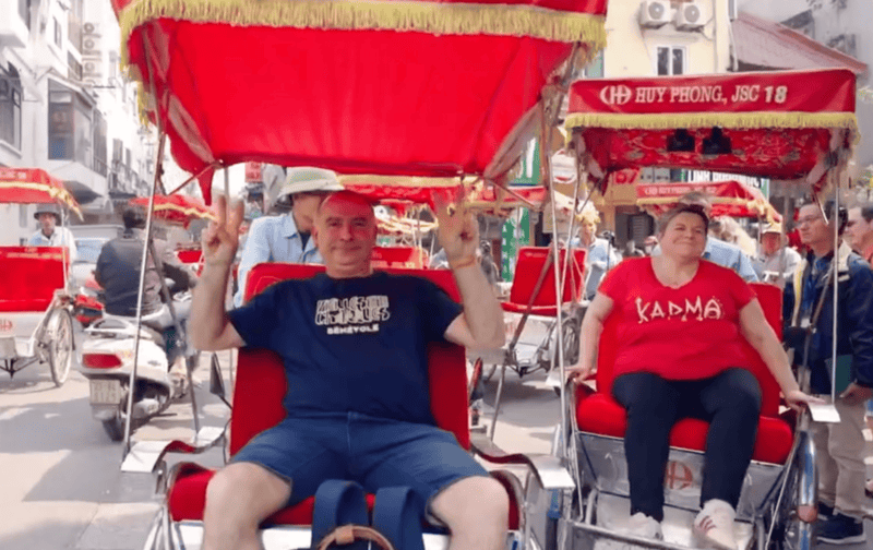 Une-experience-culturelle-en-cyclo-pousse-dans-le-cadre-de-lemission-Amazing-Race-Vietnam